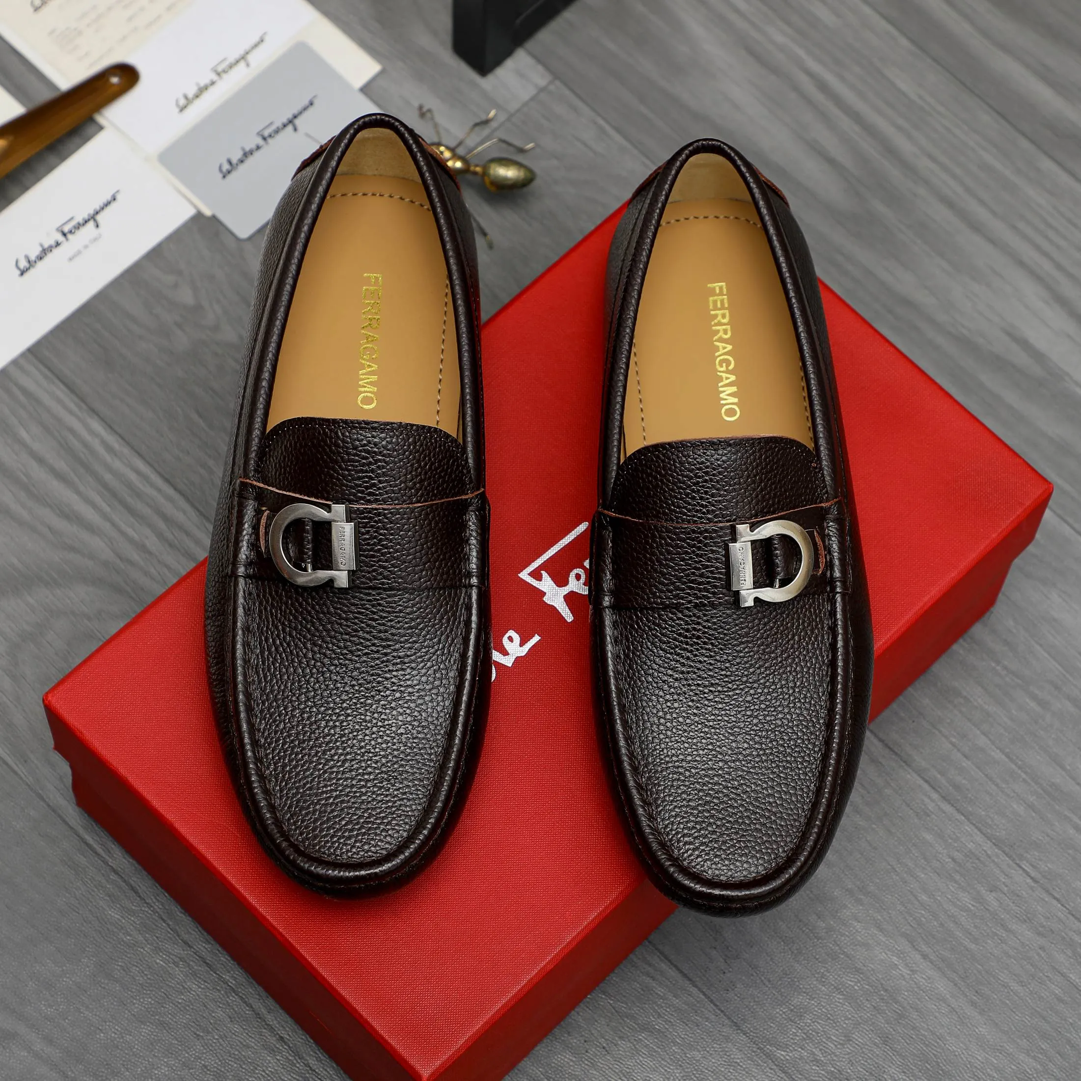 P420 Product trademark: Ferragamo [Ferragamo] Casual slip-on men's shoes Regular size: 38-44 Product material: Selected pebbled cowhide upper, sheepskin lining, original rubber outsole